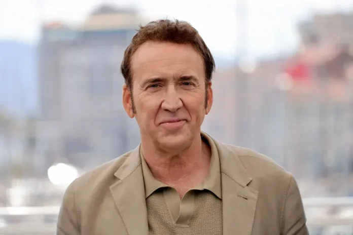 Nicolas Cage durante el Newport Beach Film Festival, expresando su fuerte oposición al uso de la inteligencia artificial en la actuación y abogando por la autenticidad en el cine.