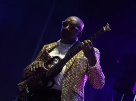 Integrantes de Guayacán Orquesta en concierto celebrando su 35 aniversario, una banda de salsa icónica de Colombia.