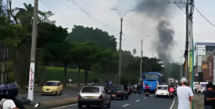Despliegue de seguridad tras explosión de artefacto en inmediaciones de la Fuerza Aérea en Cali.