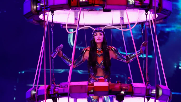 Katy Perry sobre estructura aérea durante concierto en Carolina del Norte, momento del percance eléctrico.