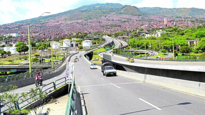 "Joven cruza el puente de la Madre Laura de cabeza en bicicleta, Medellín, Colombia"