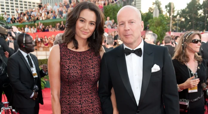 Bruce Willis sonriendo junto a su esposa Emma Heming mientras enfrenta la demencia frontotemporal