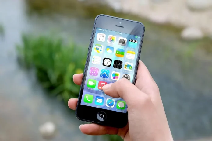 Migrantes latinos usando celulares actualizados con Android 16 e iOS 26 en el exterior
