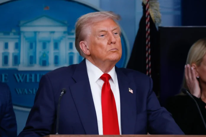 “Donald Trump en conferencia de prensa en la Casa Blanca anunciando medidas para controlar la violencia en Washington D.C.”