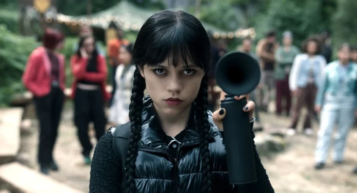 “Jenna Ortega como Merlina Addams en escena de la segunda temporada de la serie de Netflix, con ambientación gótica y misteriosa.”