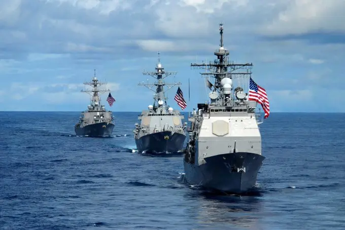 Buque de guerra estadounidense en despliegue cerca del Caribe en contexto de tensiones con Venezuela.