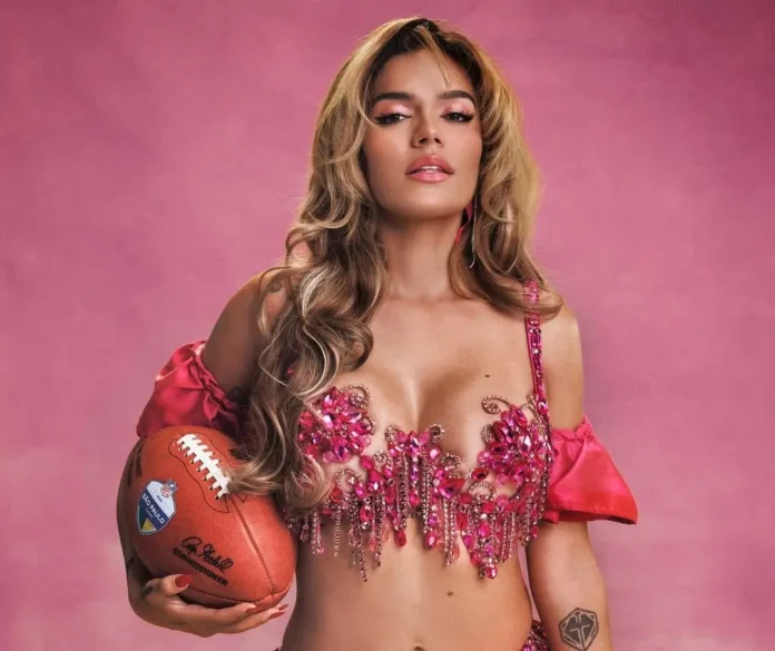 Karol G actuando en el show de medio tiempo de la NFL durante la primera transmisión en vivo por YouTube en Brasil.