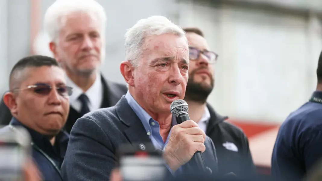 Álvaro Uribe saludando a simpatizantes en un evento político en Antioquia tras recuperar su libertad