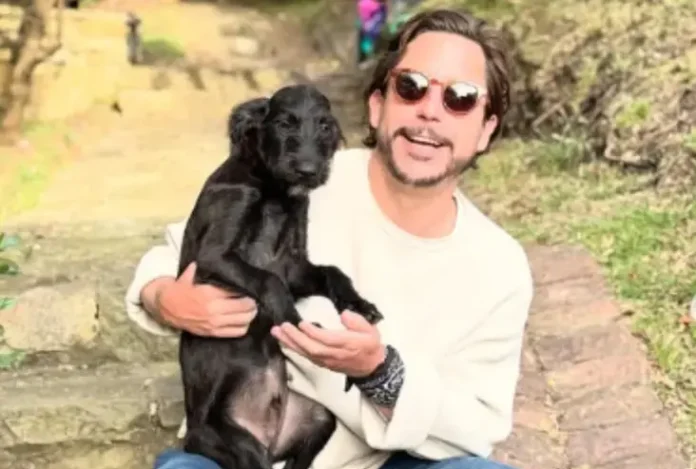 Alejandro Riaño sosteniendo a Barbas, perro rescatado de maltrato, recién adoptado y listo para su nueva vida.