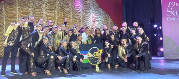 Pareja bailando en el Festival Mundial de Salsa en Cali