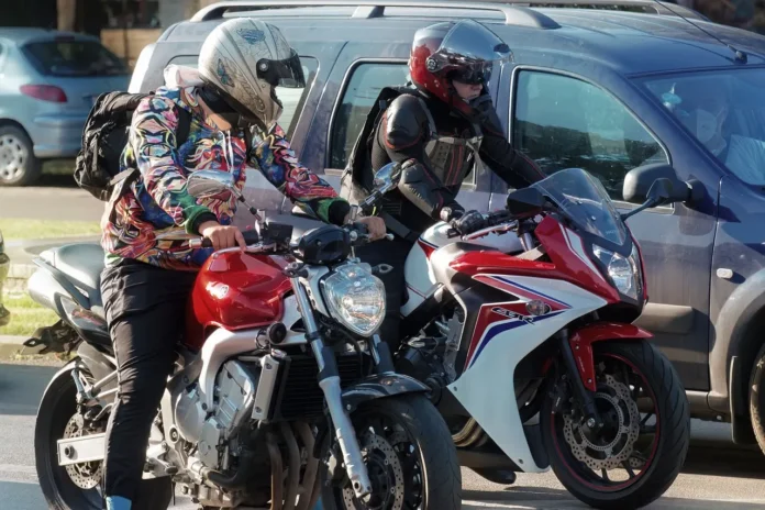 Motociclista circulando con frenos ABS en Colombia migrantes latinos exterior