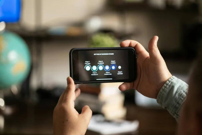 Persona usando un asistente virtual con inteligencia artificial en su teléfono móvil