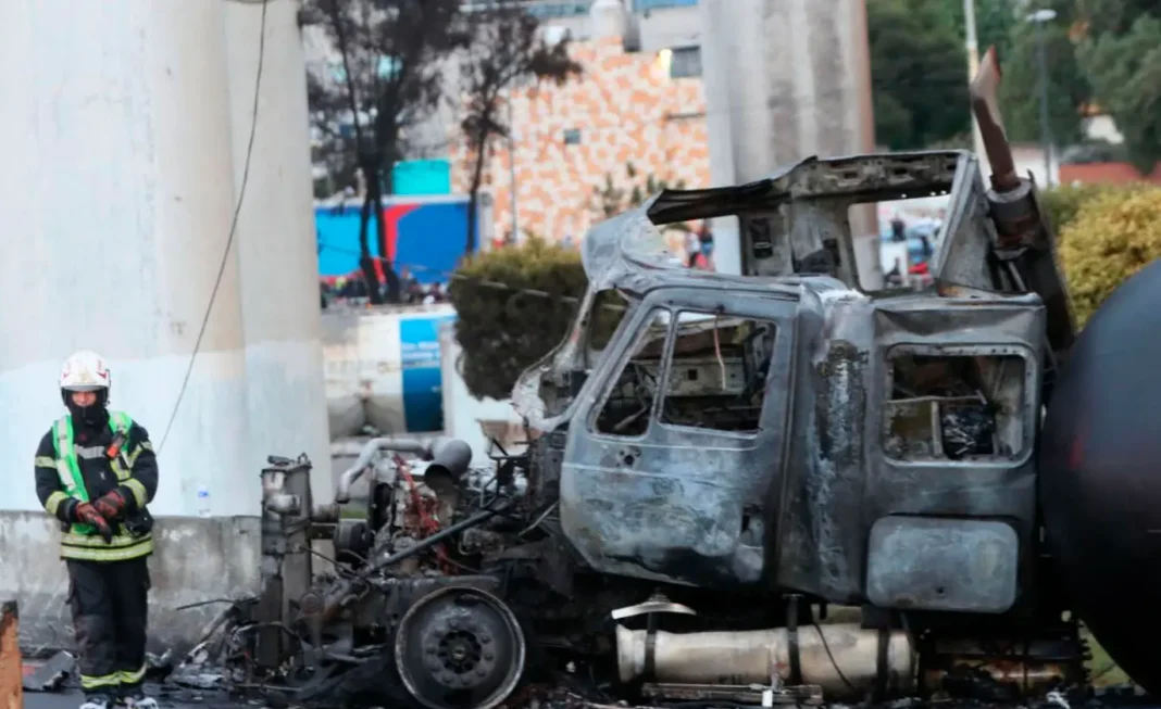 Explosión en el Puente de la Concordia en Iztapalapa con presencia de autoridades y cuerpos de emergencia