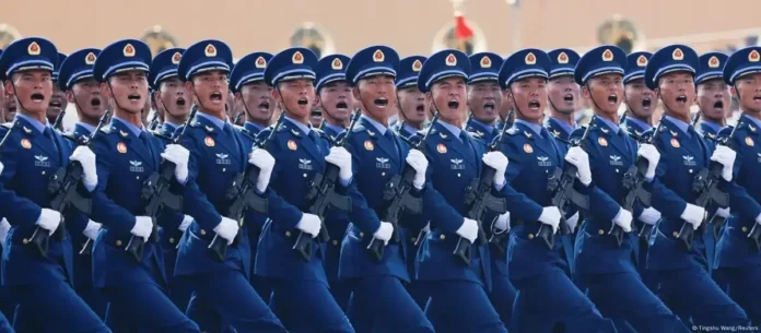 Desfile militar en China 2025 mostrando misiles, drones y lobos robóticos migrantes latinos exterior
