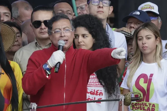 Gustavo Petro cuestiona absolución de Álvaro Uribe