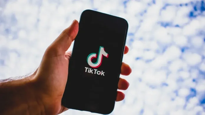 Equipo de creadores trabajando con una agencia de TikTok LIVE en un estudio digital.