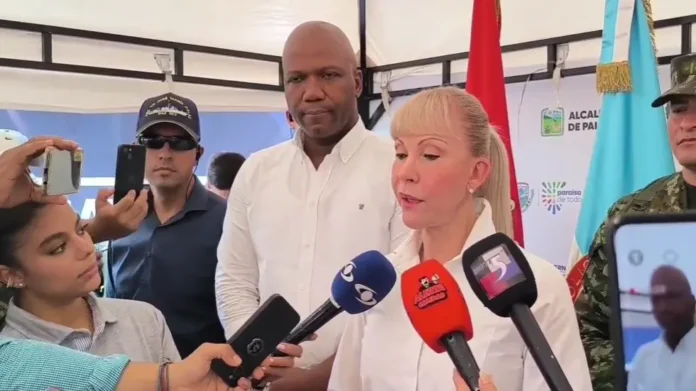 Dilian Francisca Toro en rueda de prensa sobre el tren de cercanías del Valle del Cauca tras la decisión del Gobierno Nacional.