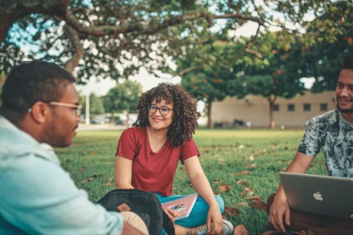 “Jóvenes colombianos de la Generación Z participando en actividades de emprendimiento y tecnología.”