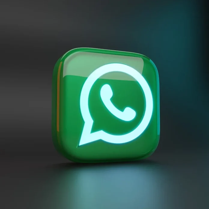 Imagen de WhatsApp mostrando chats mixtos con otras apps, destacando migrantes latinos conectados.