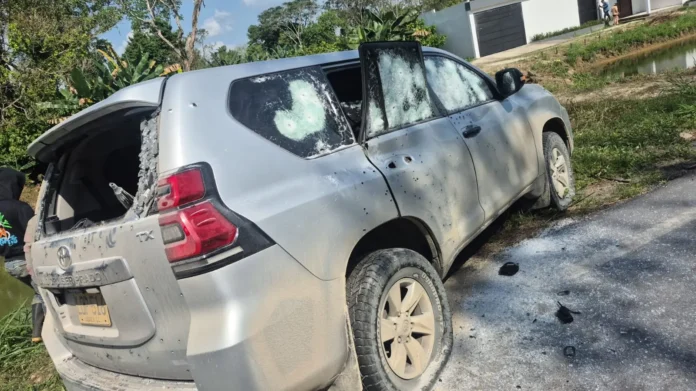 Camioneta del esquema de seguridad de Jairo Castellanos tras el atentado en Fortul, Arauca.
