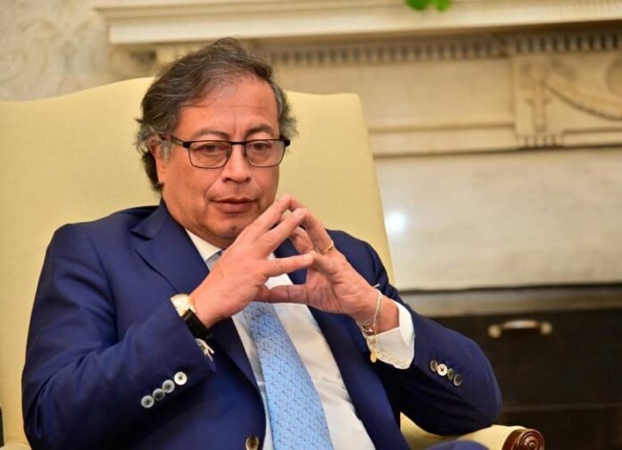 Gustavo Petro defiende inversiones forzosas para atender ola invernal.