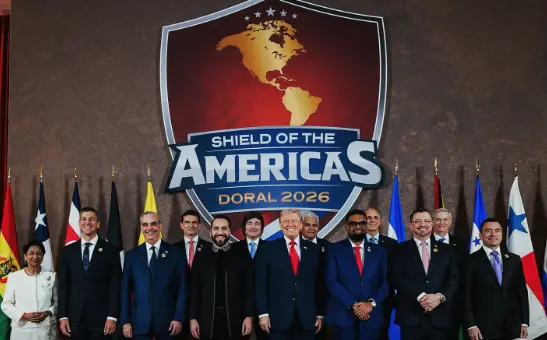 Donald Trump declarando a las afueras de la Casa Blanca 2026. Leyenda: Trump afirmó que Colombia fue invitada a la cumbre regional en Florida.