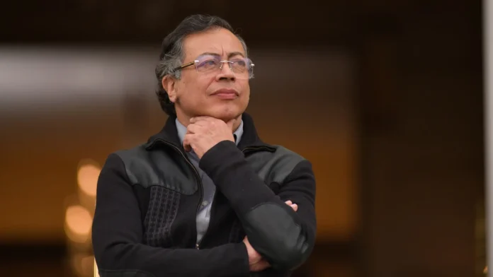 Alt text: Palacio de Justicia de Nueva York con la bandera de EE. UU. Leyenda: Las fiscalías de Nueva York lideran las pesquisas sobre el entorno del presidente colombiano.