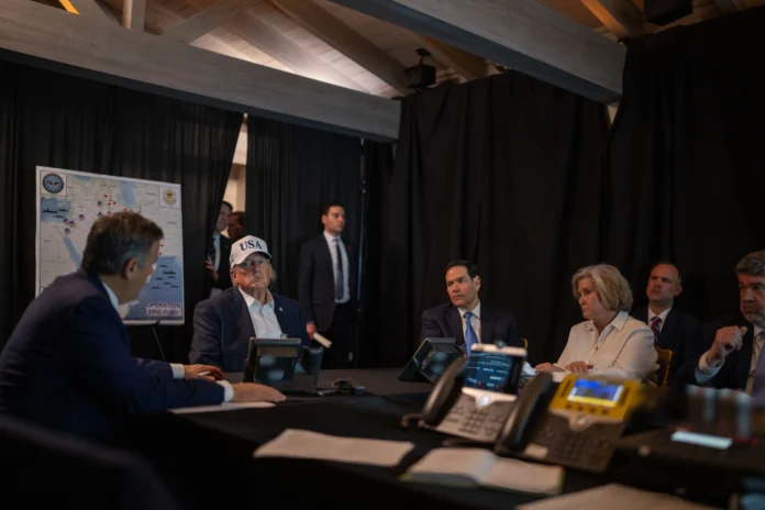Gráfico de la Constitución de EE. UU. junto a una imagen de Donald Trump y el Capitolio, representando el conflicto de poderes.