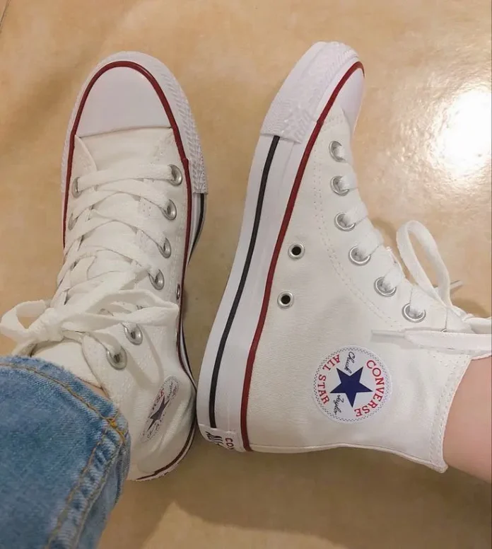 Zapatillas Converse Chuck Taylor en una vitrina vacía simbolizando la caída de ventas en 2026 y la crisis de la marca.