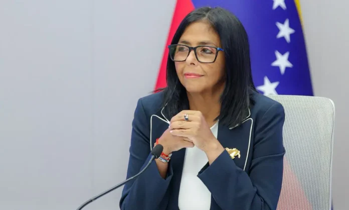 Delcy Rodríguez en rueda de prensa analizando la transición en Venezuela bajo supervisión de EE. UU.