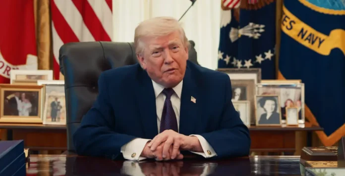 Donald Trump en rueda de prensa advirtiendo sobre ataques a Irán y el Estrecho de Ormuz 2026.