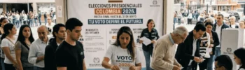 Ciudadanos colombianos votando en una urna durante las elecciones presidenciales de 2026.