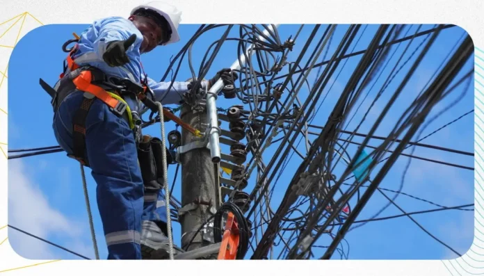 Personal técnico de Emcali realizando maniobras de mantenimiento en las redes de servicios públicos de la ciudad.